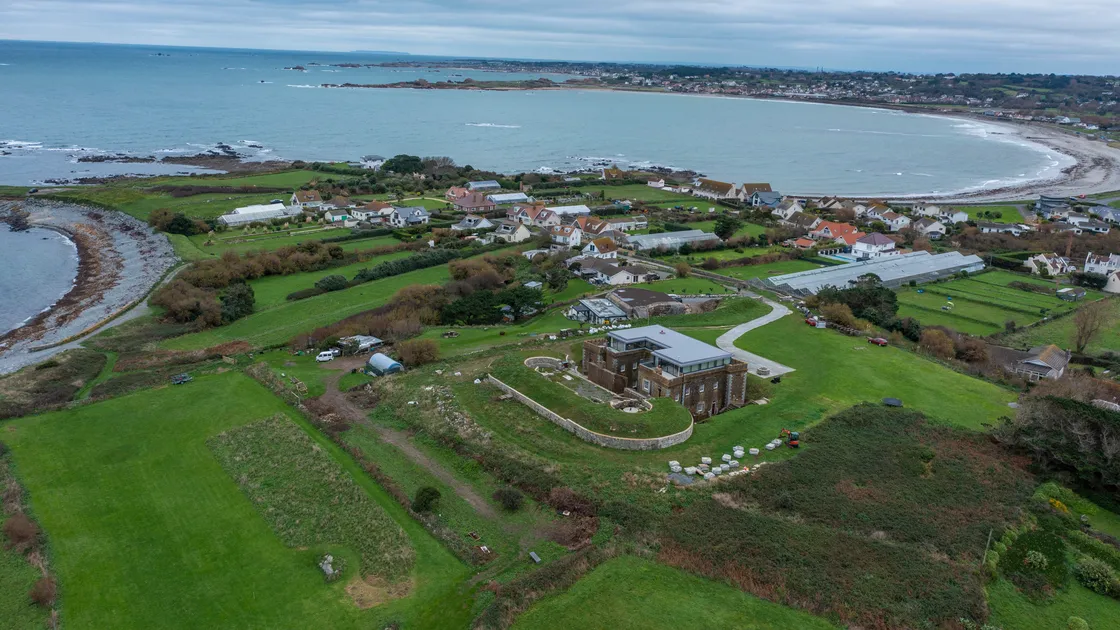 Fort Richmond and Maison de la Guerre. (33861230)