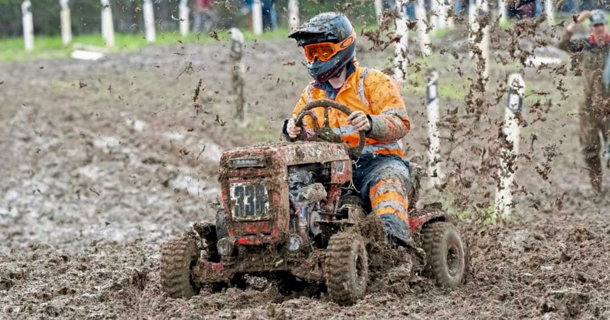 Lawnmower racers battle French mud for first place