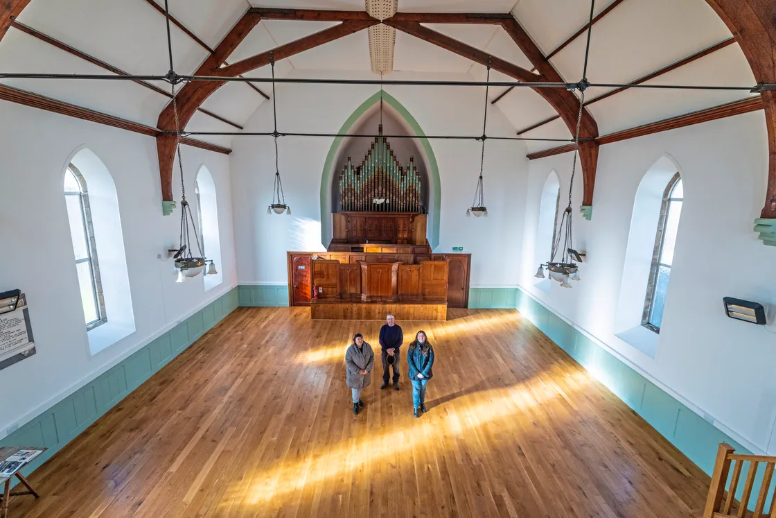 Nicky, Nic and Merrie Jee in the large hall