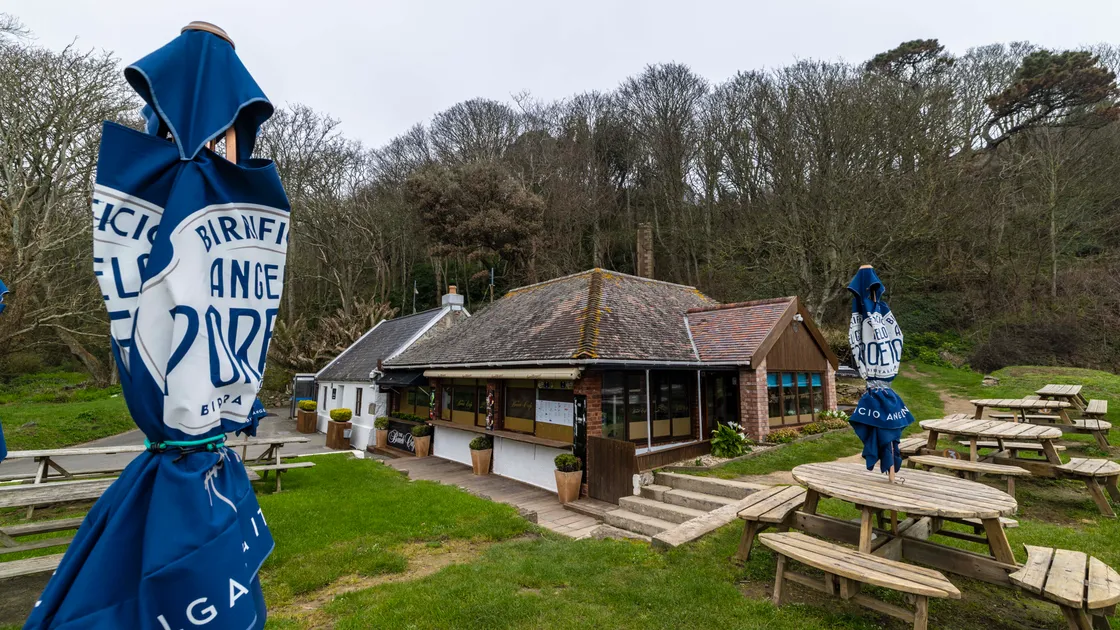 Long-time tenants Belmiro de Freitas and Manuela Walter will continue to run the Fermain Bay cafe until the end of October 2028. It is due to reopen for the summer this weekend
