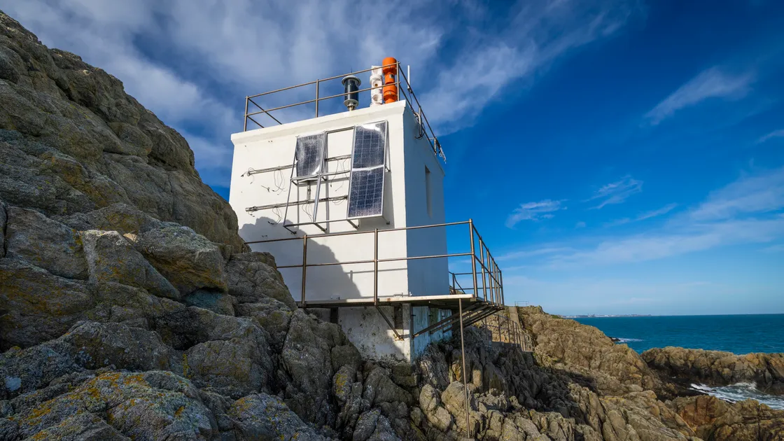 Strong winds have damaged the recently fitted solar panels on the lighthouse at St Martin’s Point at Jerbourg, however the sub-main cable to the lighthouse is still connected and can be used to supply power to the site