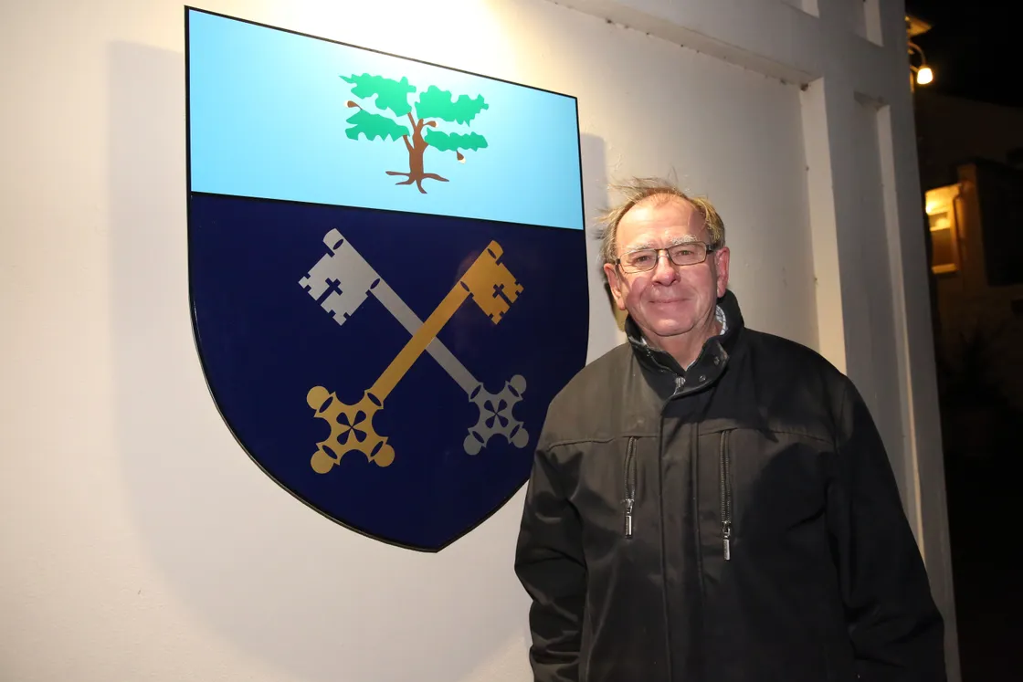 Martin Ozanne in the constables’ office in 2016 alongside the parish crest.  (31627734)