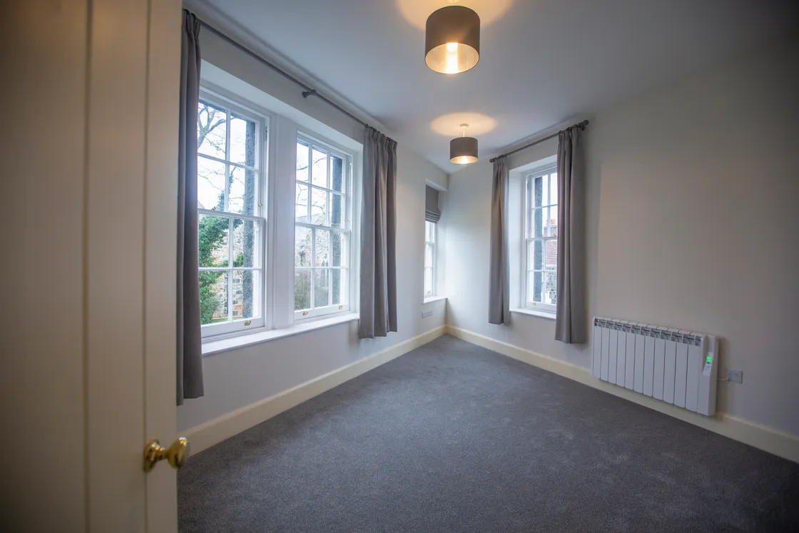 A triangular-shaped bedroom. (30459134)