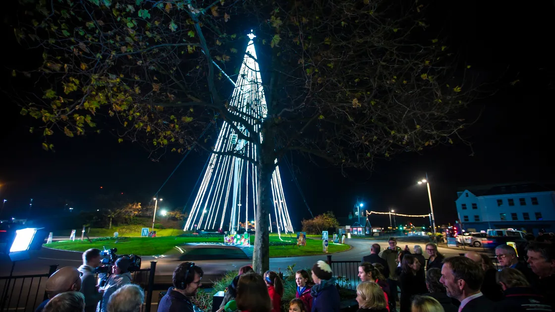 This is the 16rh year the the mast on the Weighbridge roundabout has been lit up. (28956513)