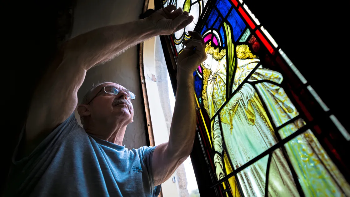 Peter Vivian of Guernsey Glasscraft carried out the work