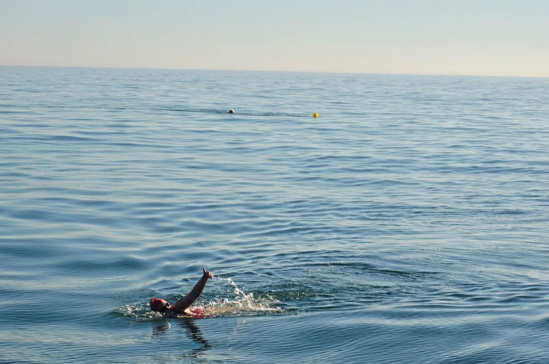 Amy Ennion gives the support crew boat a thumbs up to let them know she's doing ok. (29664719)