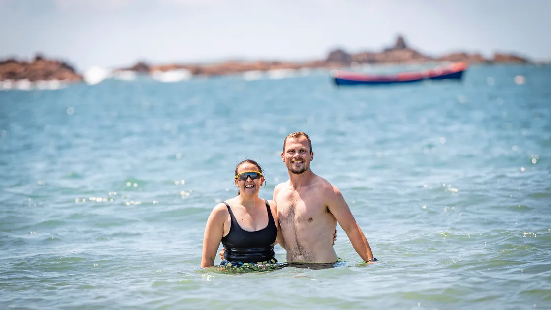 Ellie Tanguy and Matt Holland took on the challenge of swimming the full 30 bays in 30 days for Les Bourgs Hospice in just one day yesterday. The pair are pictured at Grandes Rocques, almost halfway through their challenge, and finished at 9pm.