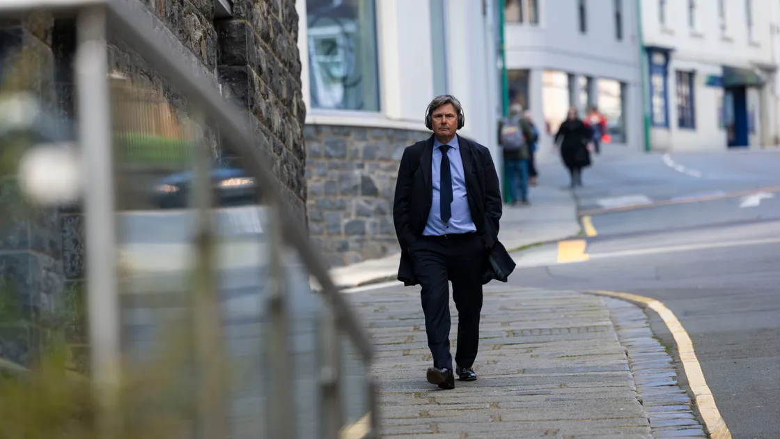 Deputy Andy Sloan yesterday tried to encourage his colleagues to annul the regulation for pet boarding establishments and professional dog walkers to require licences, but failed by 14 votes to 19.