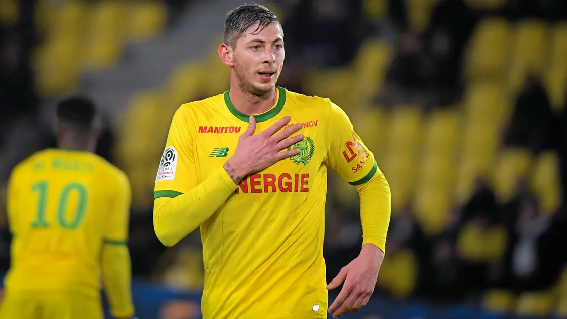The sister of Emiliano Sala pleaded with the authorities not to call of the search for her missing brother as she believes he is still alive.
