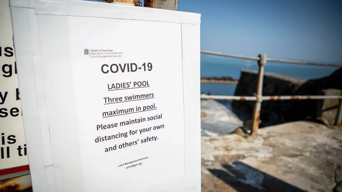 Sea swimming is allowed, but there is a limit to the number of people allowed at la Vallette at any one time. (27966792)