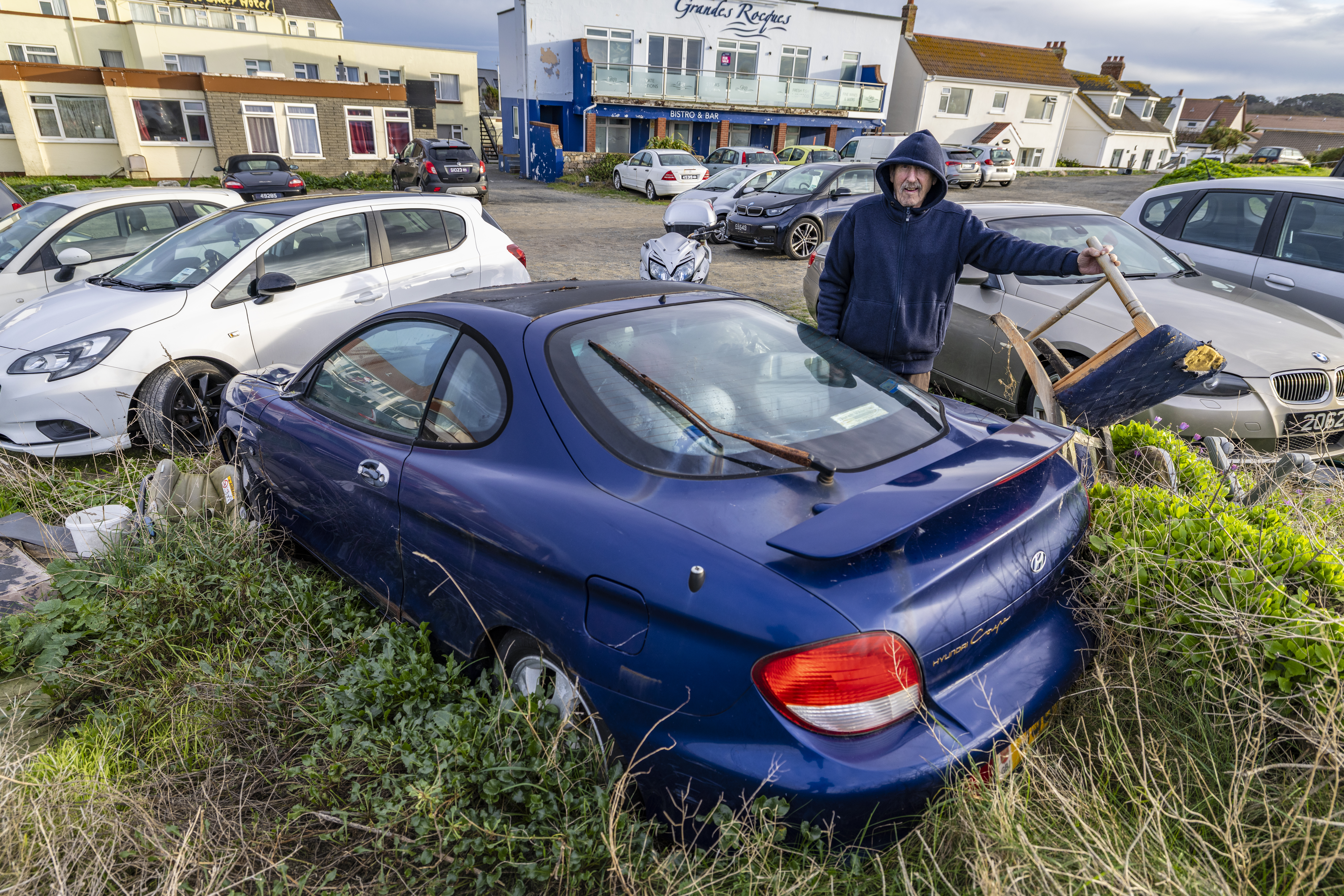 Abandoned cars at Grandes Rocques concern residents
