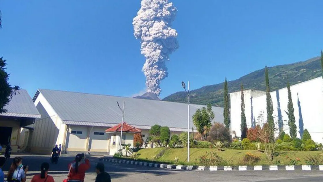 Mount Merapi spews volcanic materials, seen from Central Java, Indonesia (Muhammad Amin/AP) (30249980)