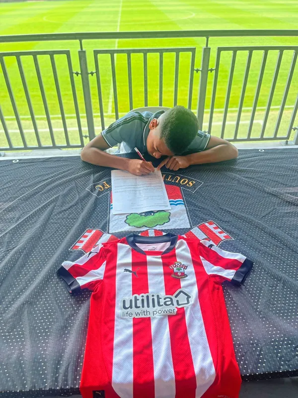 Kayo Ajanaku signs for Southampton FC's U10 Academy. (33509883)