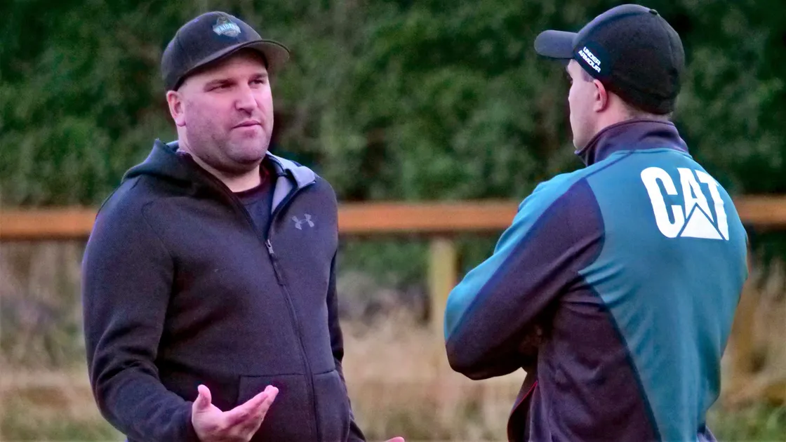 Raiders director of rugby Jordan Reynolds talking to defensive coach Luke Jones. (29941596)