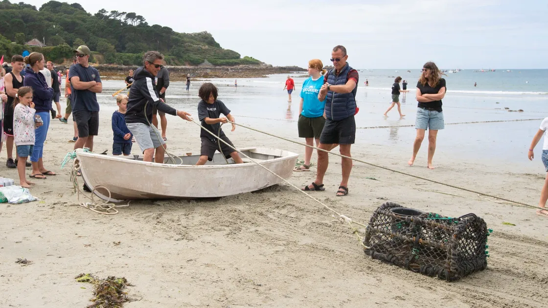 Not quite an Olympic sport yet, but father and son, Warren Saban and Louis, 10, show good technique in the crab pot pulling event. (29822214)