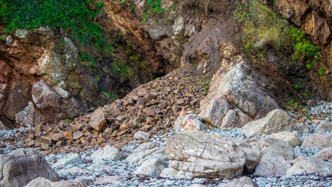 Fallen rocks on Petit Bot beach. (Picture by Sophie Rabey, 26337957)
