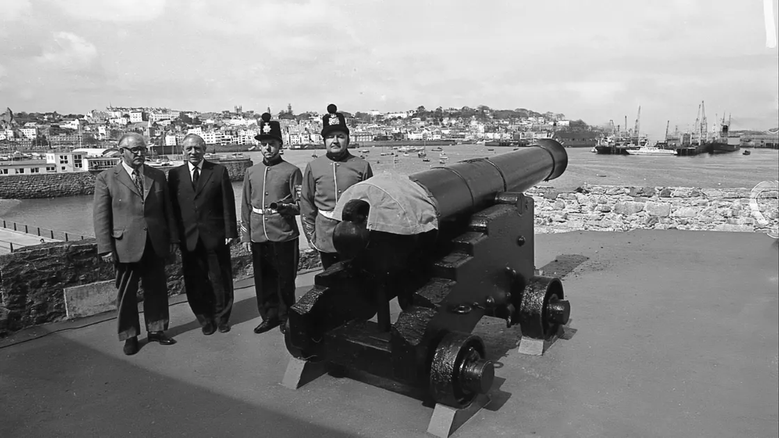 The first firing of the revived noonday gun in 1976. Then Bailiff Sir John Loveridge (second left) fired the cannon. Also pictured are Ancient Monuments Committee president Arthur Hamon and gunners Stan Simon and Eric Harradine. (34690953)