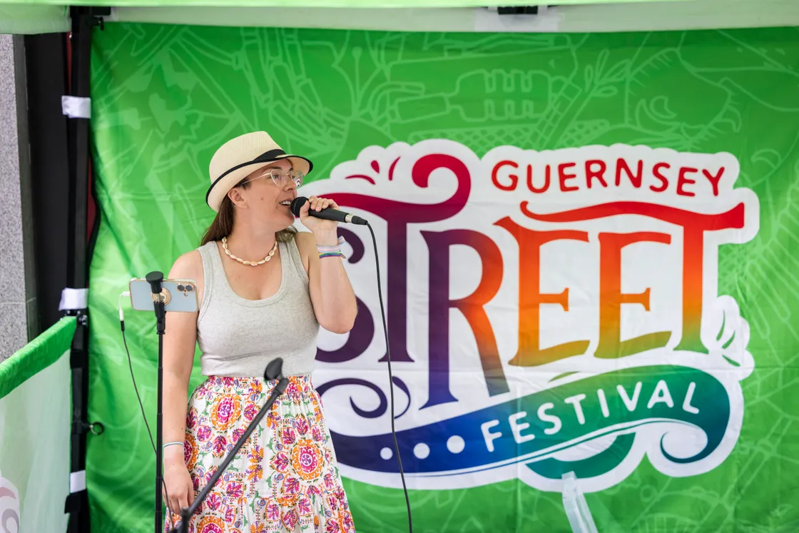Lucy Cave performing outside Creaseys. 