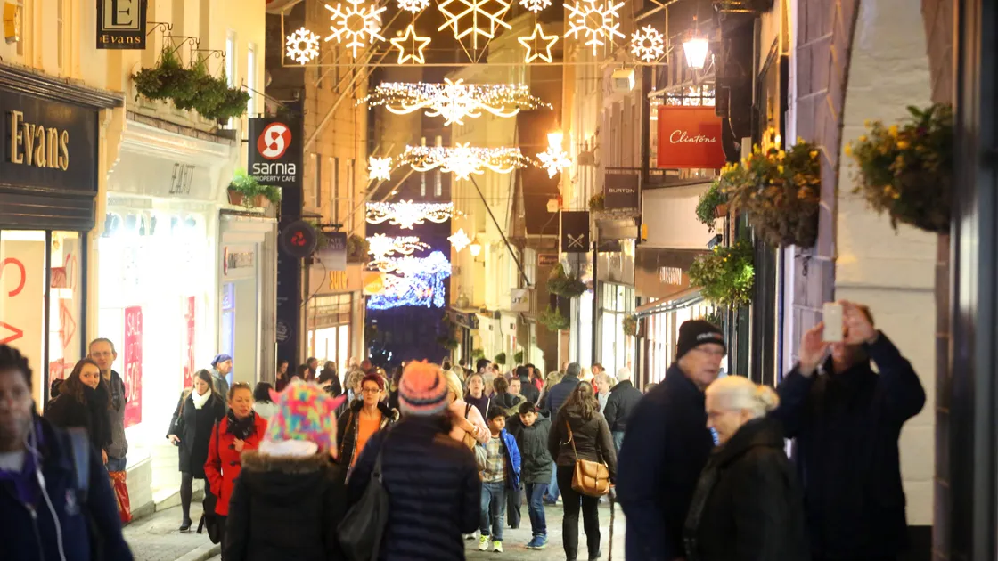 Christmas Shopping in the High Street. (26526186)