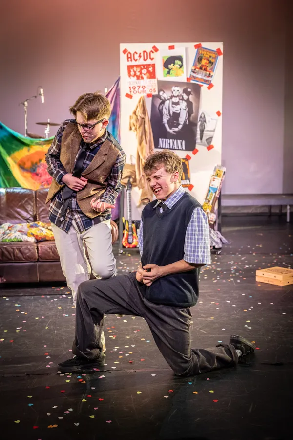 A 'captivating performance' by Bobby Cole as Dewey Finn.