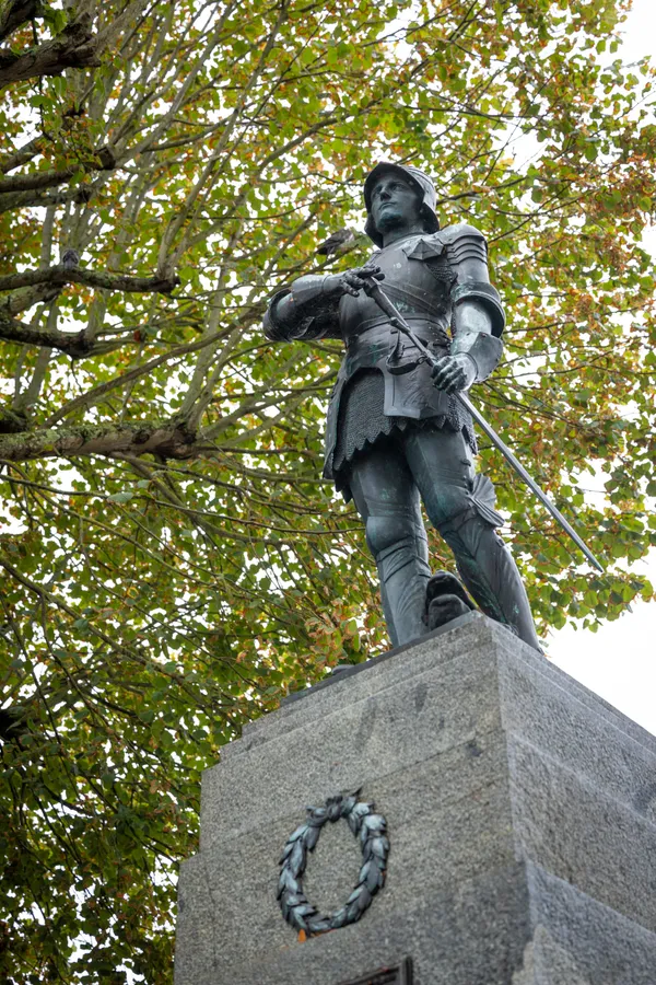 Alfred Drury was commissioned to provide the St George sculpture.