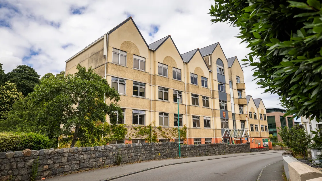 The States routinely offers financial help for people living outside the island, including Guernsey people living away and returning to the island, to relocate where the job would be eligible for a long-term employment permit.