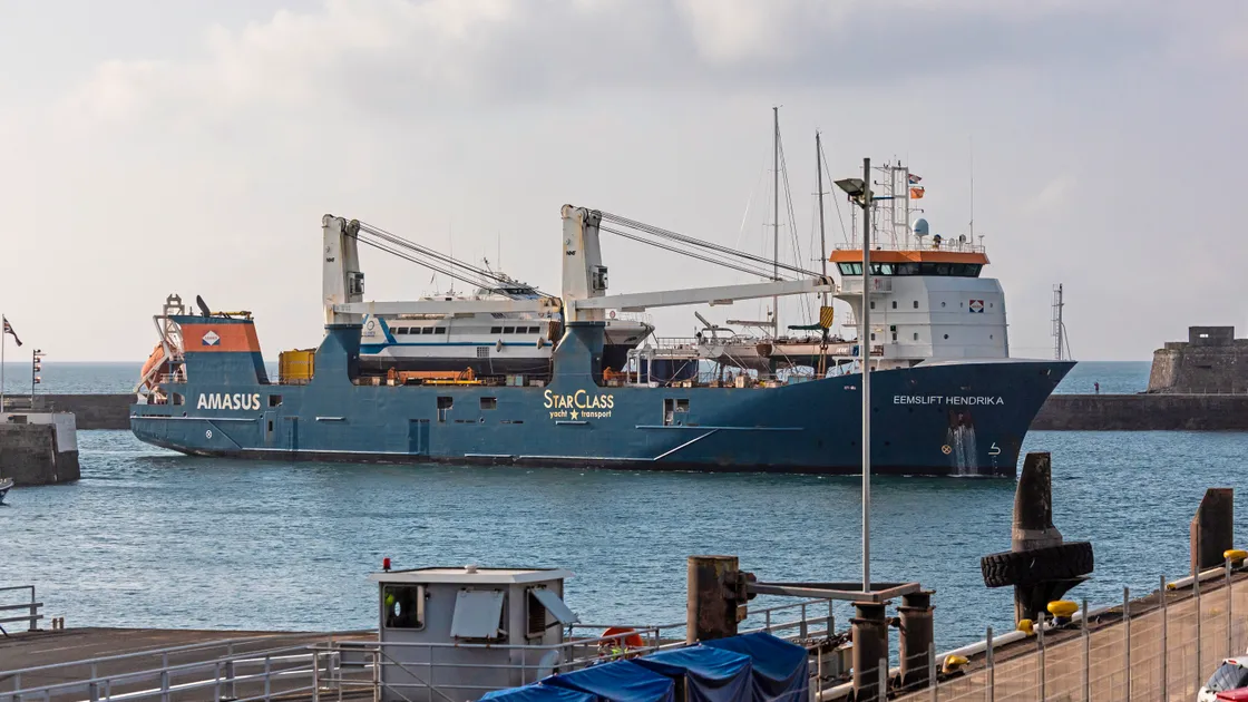 The 390-tonne, 316-passenger high-speed catamaran was piggybacked on the much larger transport ship Eemslift Hendrika.