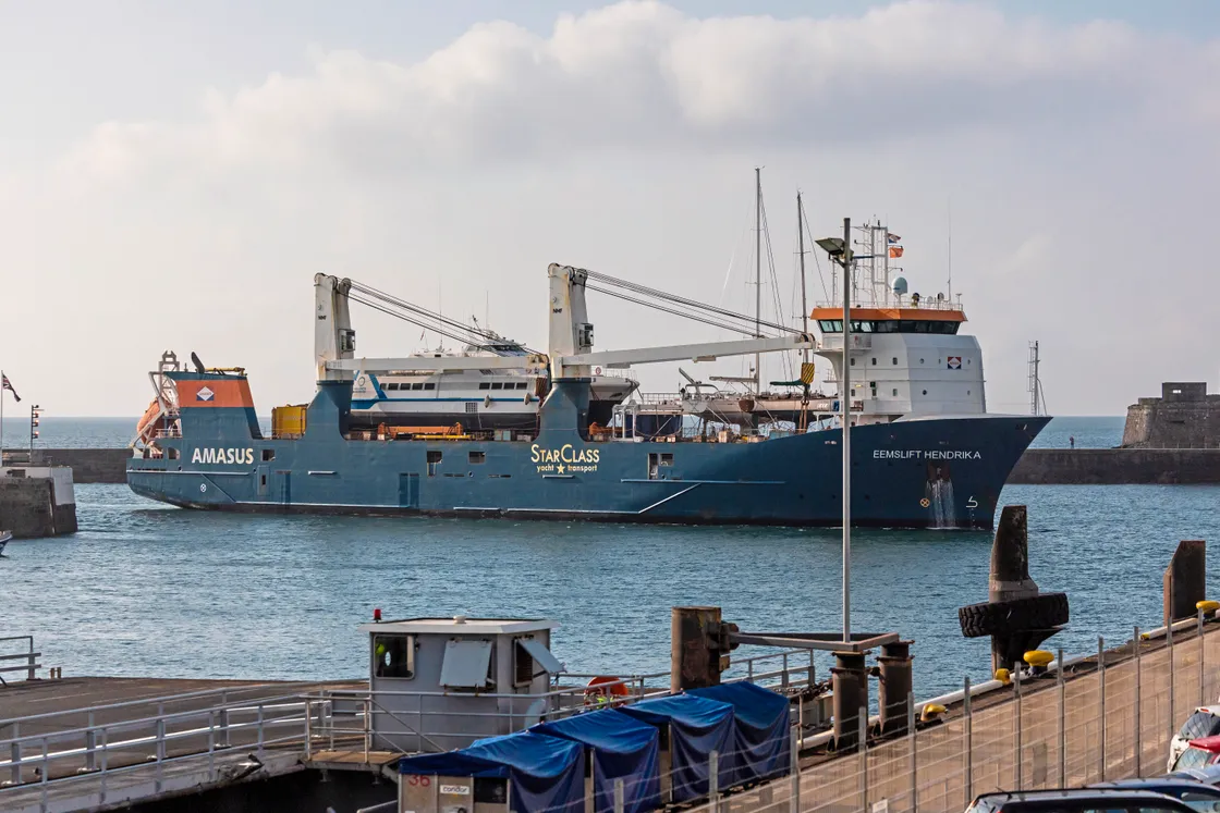 The 390-tonne, 316-passenger high-speed catamaran was piggybacked on the much larger transport ship Eemslift Hendrika.