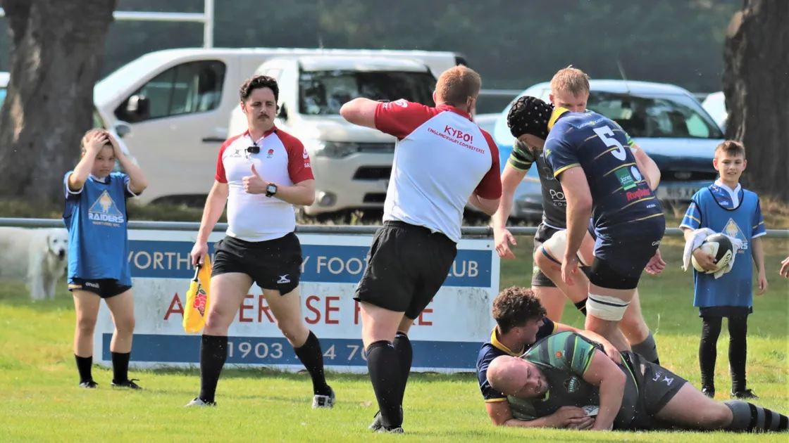 Sam Steventon dives over the line. (Picture by Mike Marshall, 29954751)