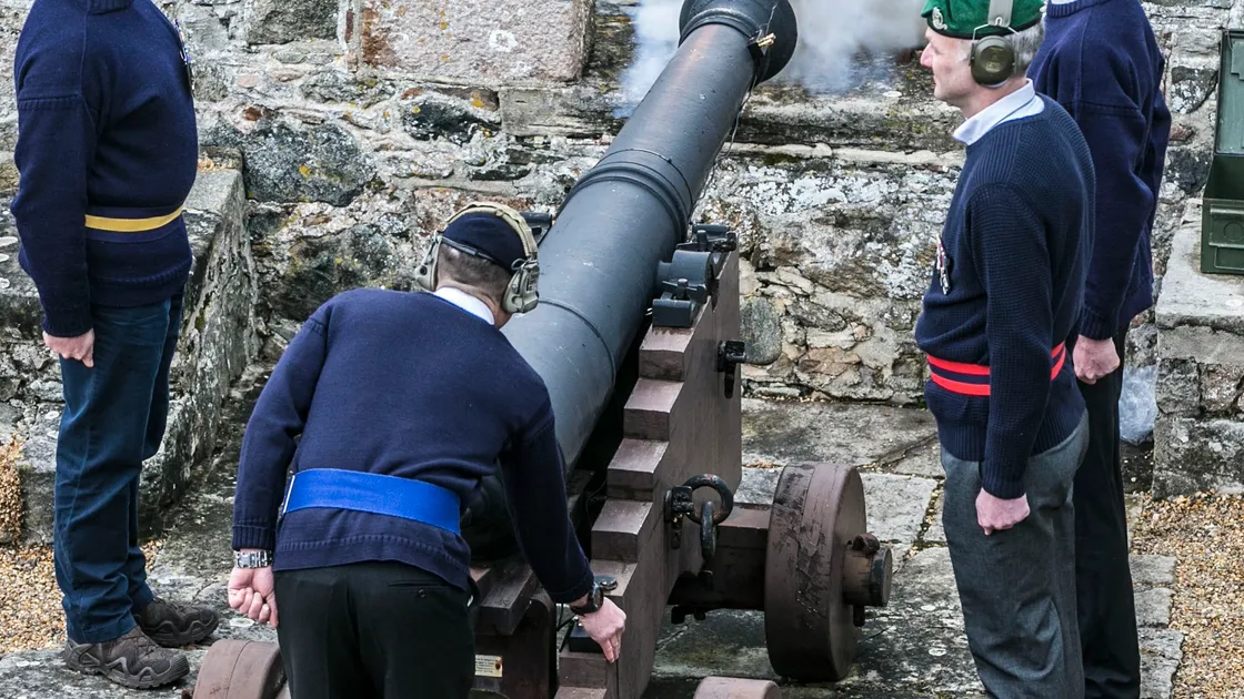 The first cannon was fired at noon and the rest of the 41-gun salute followed at minute intervals. (29422828)