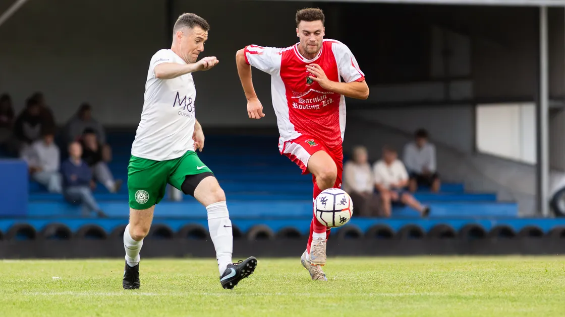 Sylvans goal-scorer Luke Ogier bears down on Damian Larkin.