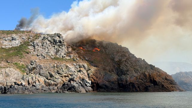Crews tackle ‘biggest ever’ fire on Sark cliffs