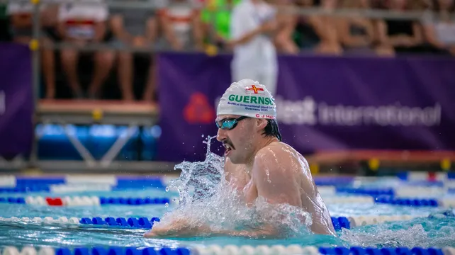 Hallett breaks record against Peaty