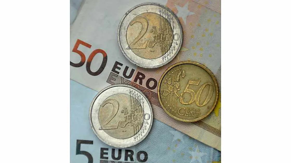 Islanders stock up on euros before referendum