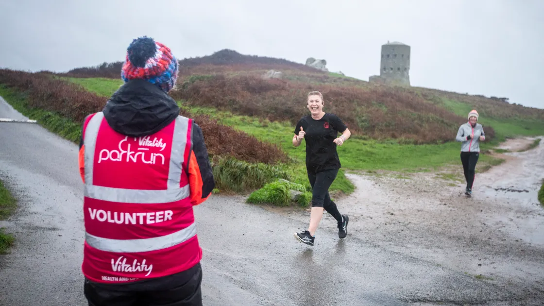 A smile and a thumbs up from one runner to a volunteer marshal.                                           (31627652)