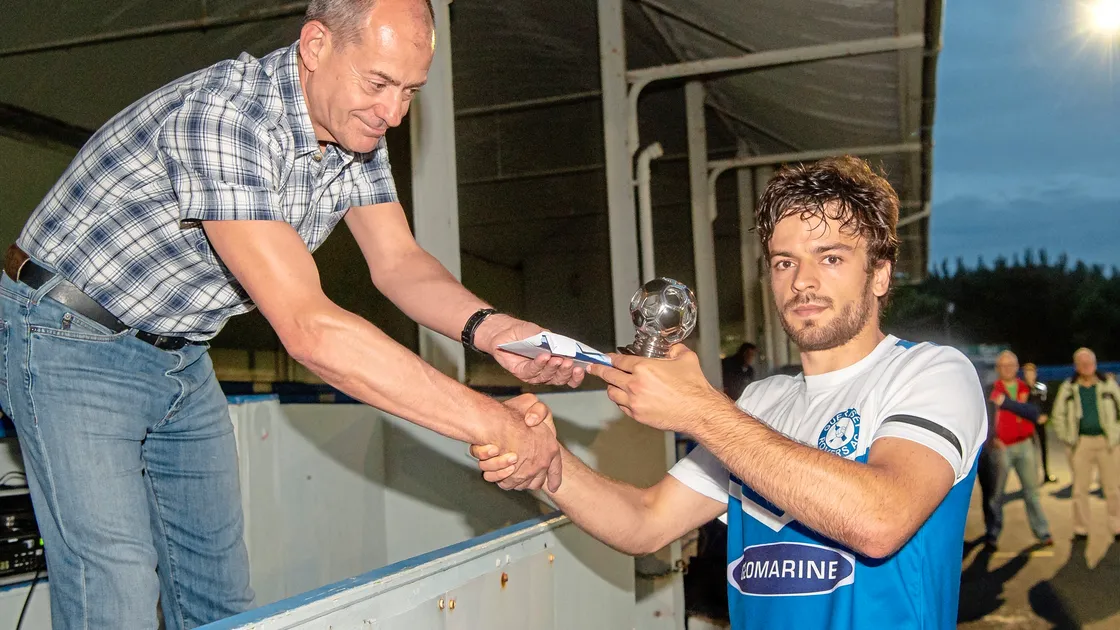FNB Player of the Year Carlos Canha receives the trophy from Geoff Gavey. (21601686)