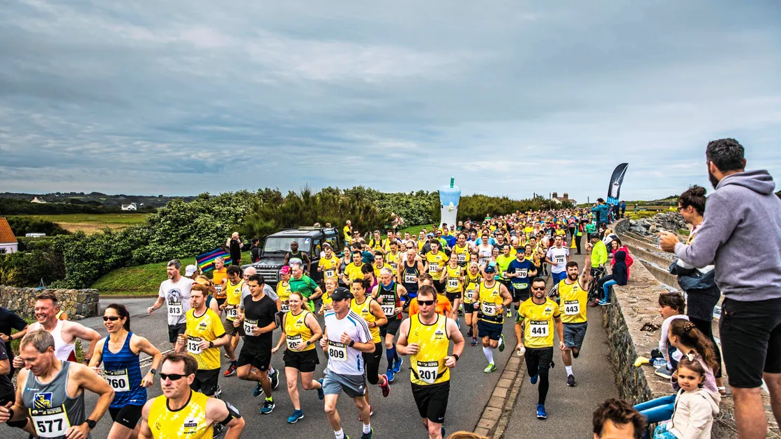 Runners in the opening stages of the race at L'Eree. (Picture by Ben Fiore, 24964002)
