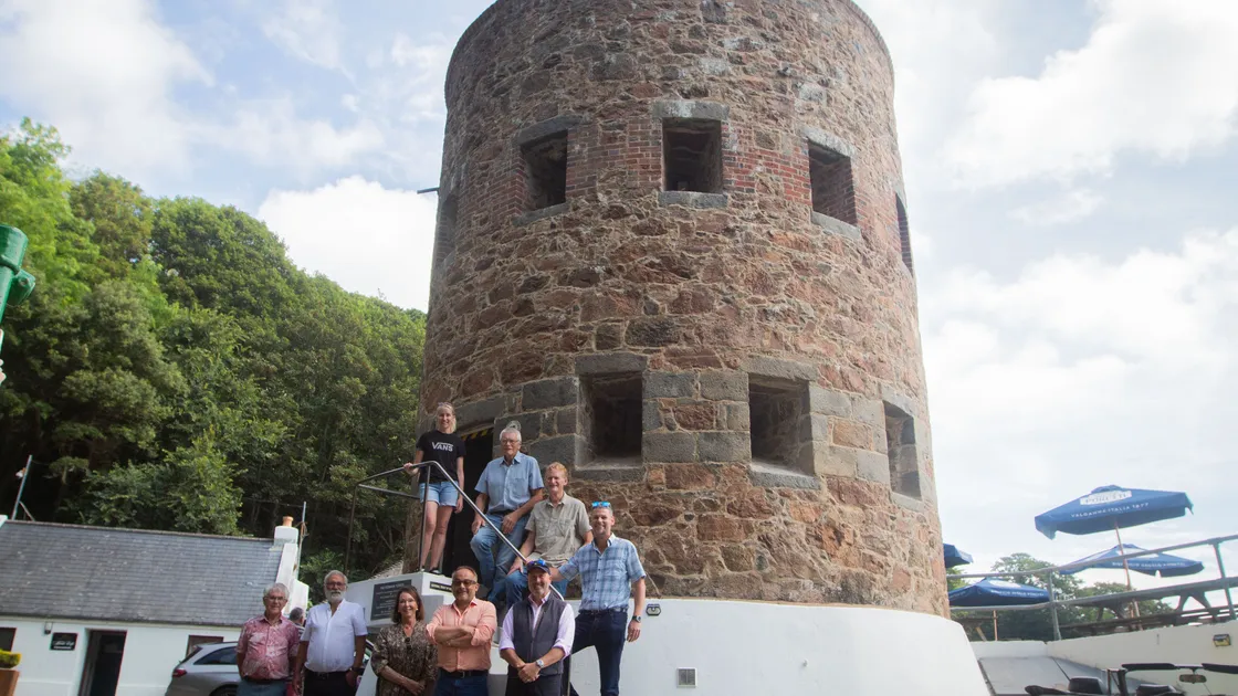 The National Trust of Guernsey has unveiled a commemorative plaque at Fermain Tower marking the gift of the landmark to the Trust by Percy Ferguson, and dedicated to the memory of his parents Cecil and Alice and his grandfather William Mallett, all of whom were closely connected with the rich social and maritime heritage of the bay