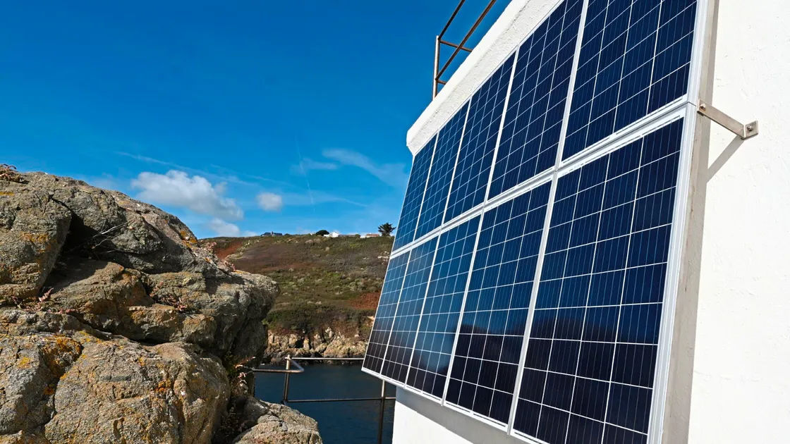 The Island Development Plan encourages installing ways for harnessing renewable energy, primarily through roof-mounted solar panels or appropriate alternatives. 									 (34749650)