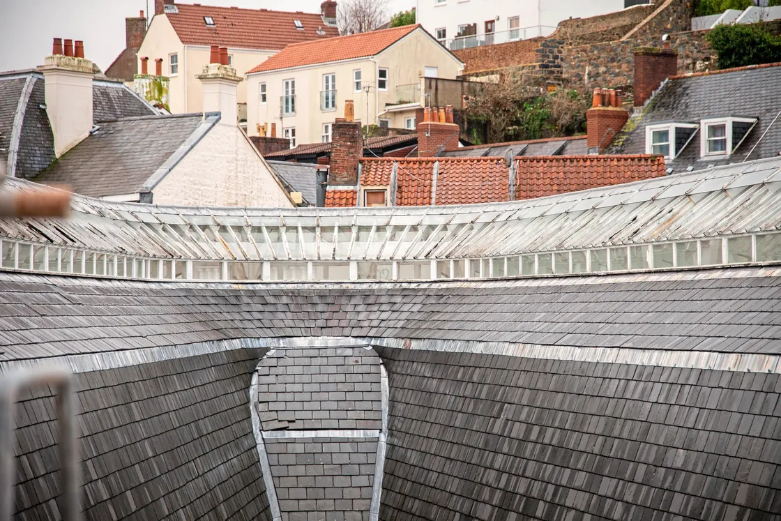So far a 10m section has been worked on, but this will soon be extended and the scaffolding and canopy will extend along the entire curve of the roof. (Picture by Sophie Rabey, 33859364)