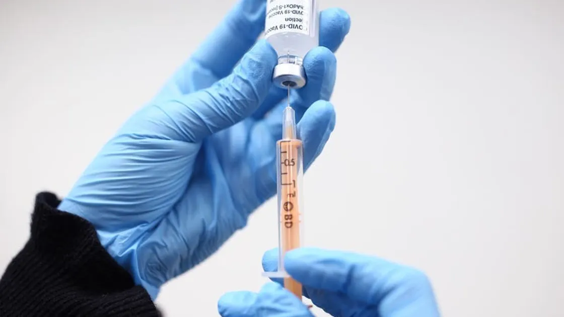 A dose of the AstraZeneca coronavirus vaccine (29283151)