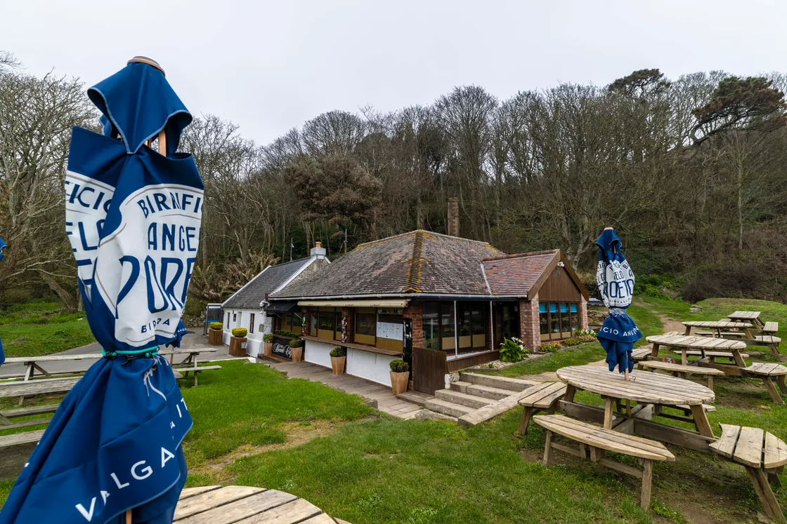 The mobile kiosk was located on land which was then owned by Mr Ferguson to the west of the beach cafe now operated by Mr de Freitas and Ms Walter.