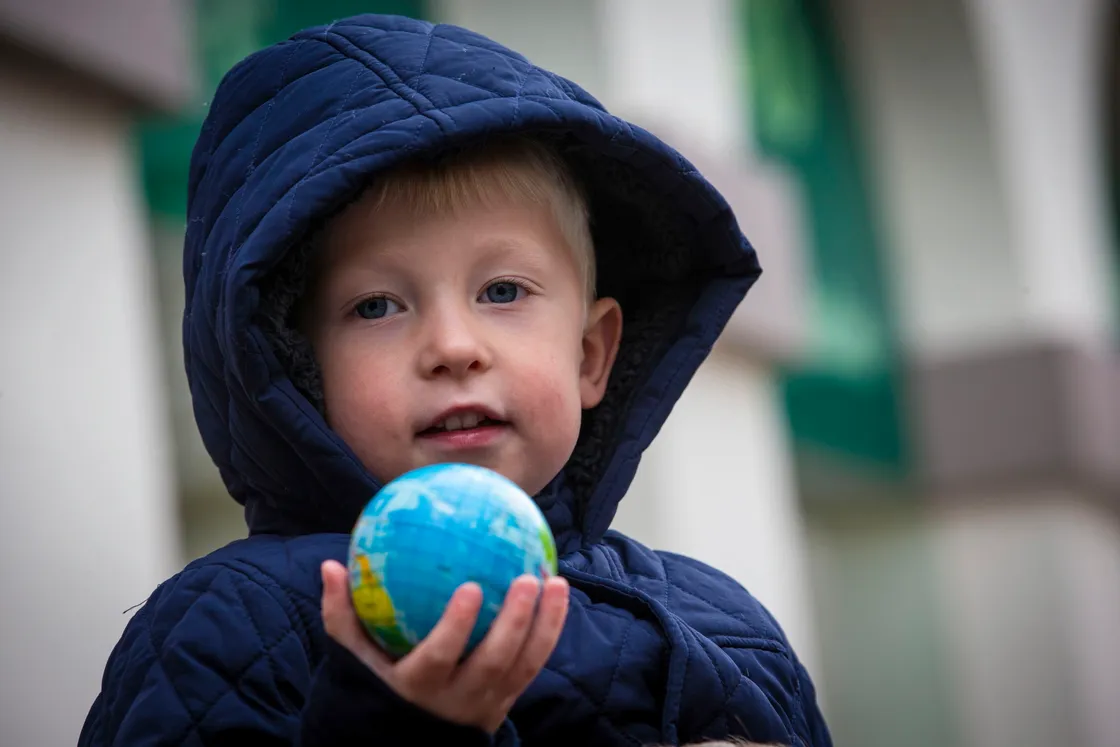 Picture By Peter Frankland. 06-11-21 Climate change protest to coincide with the COP26 conference. Archie Tardif, 4 (30169528)