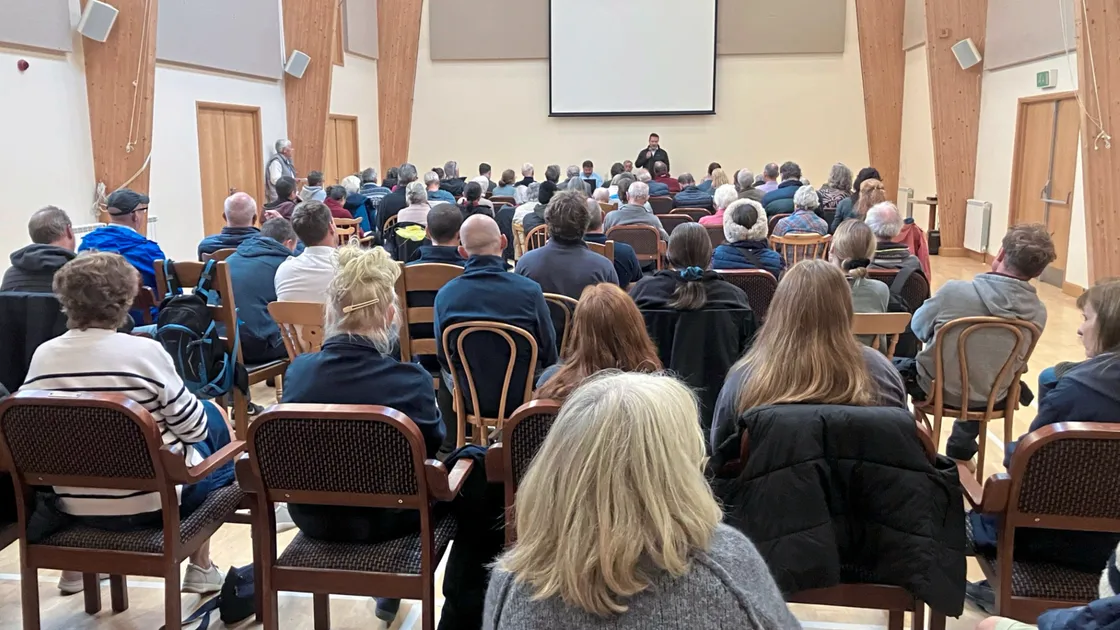 More than 100 Sarkees turned out at the extraordinary general meeting