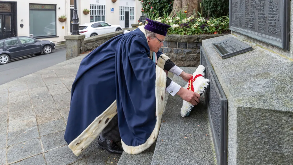Bailiff lays a wreath for fallen islanders