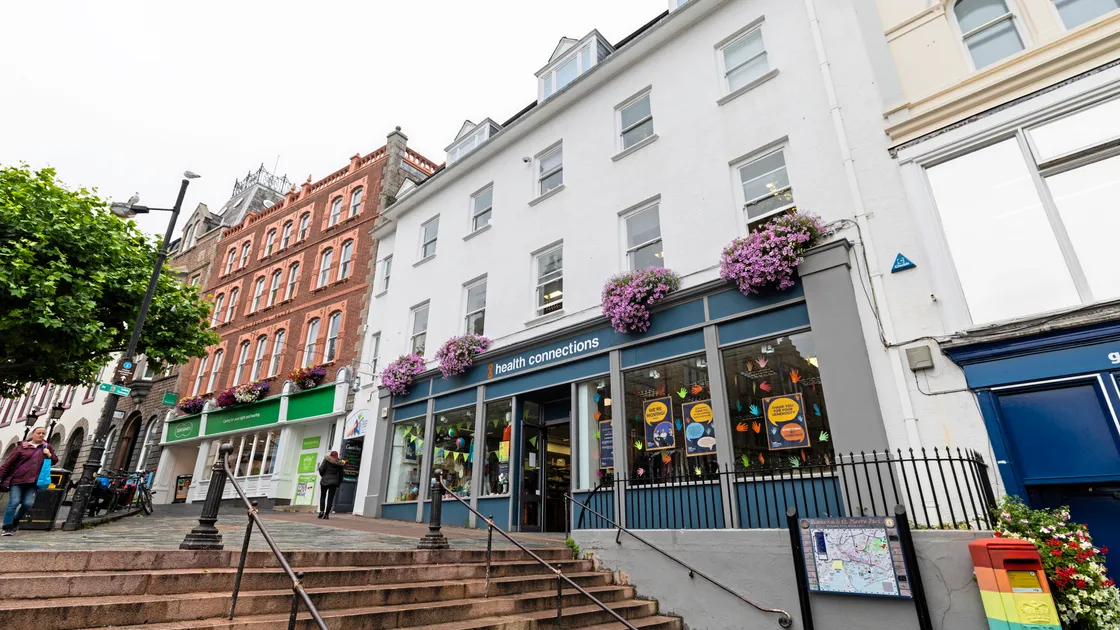 Alliance and Iceland are taking over the former Edinburgh Woollen Mill building, recent times used as a charity shop by Health Connections