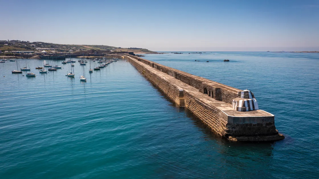 Alderney residents are going to share £200,000 from the States to ease them through rising electricity prices in the island as prices rise due to global instability.