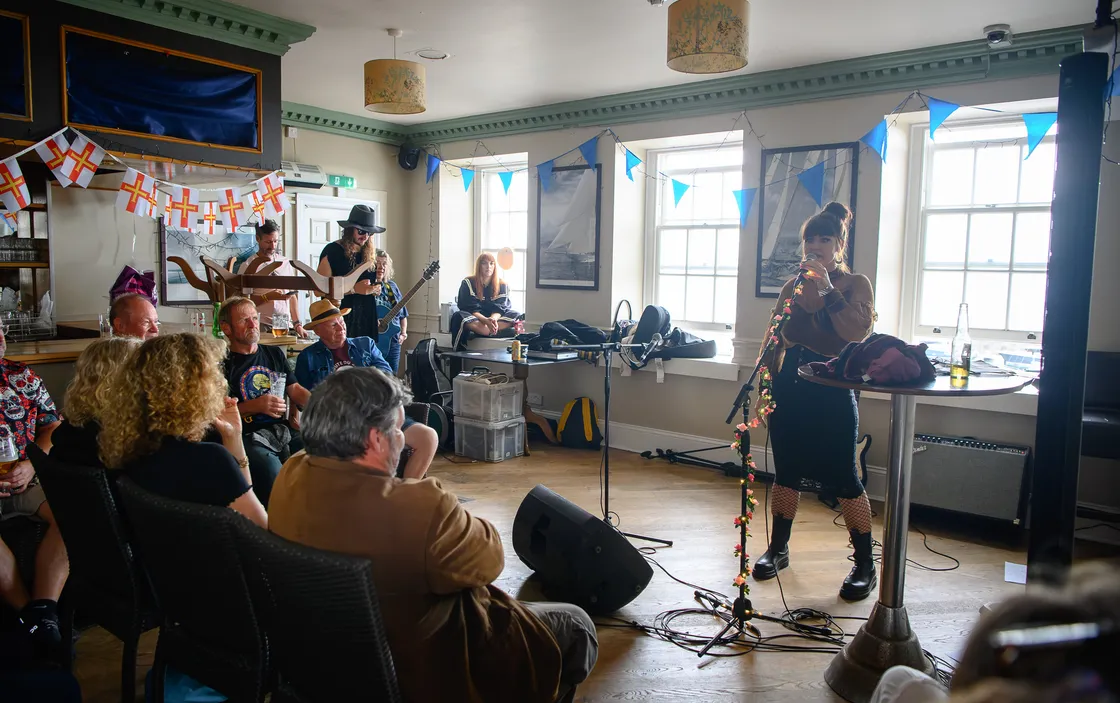 Claire Ferguson-Walker gets the festival off to a cosy and humorous start with a comedy/poetry set at The Albion.