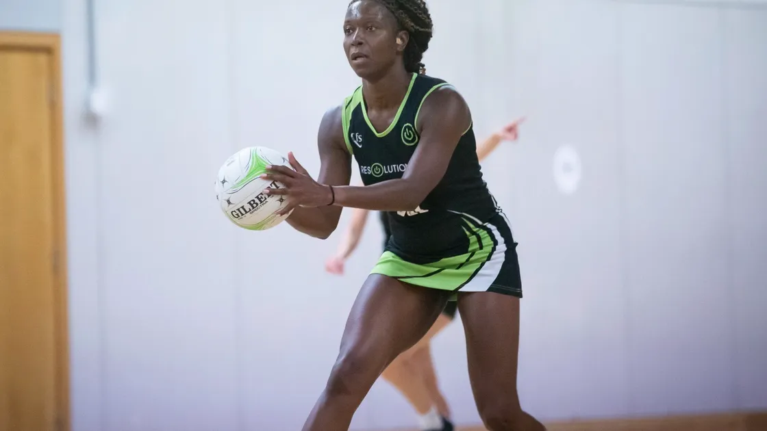 Rezzers Green GA Verona Tomlin linked with two different styles of GS in their win over Lightning on Tuesday. (Picture by Peter Frankland, 30012121)