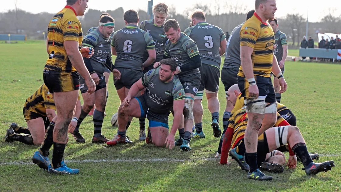 Exeter Chiefs loanee prop Patrick Schickerling scores Raiders' second try at Birmingham & Solihull.  (Picture by Mike Marshall, 23860013)